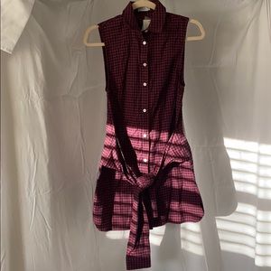 Stylish short dress with tie in the front.